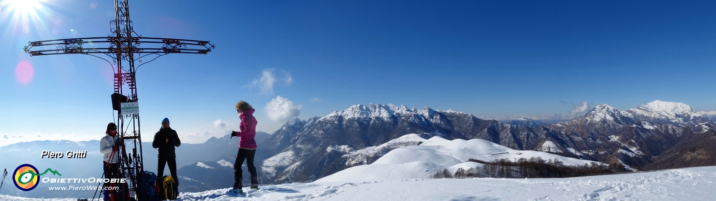 38 Alla croce di vetta dello Zuc di Valbona (1545 m).jpg